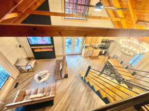 Modern lake side nest• HOTUB Fenced YARD king beds